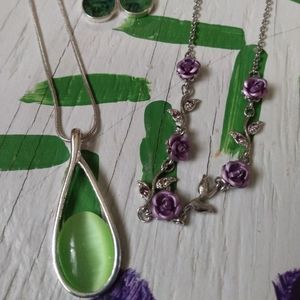 2 necklaces and 1 pair of earrings there in new condition